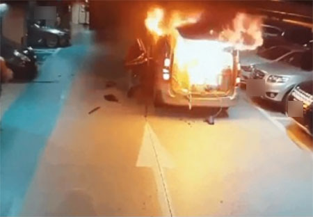 화재 당시 한 세차업체 차량이 불에 타는 모습 / 사진=인터넷 커뮤니티 캡처