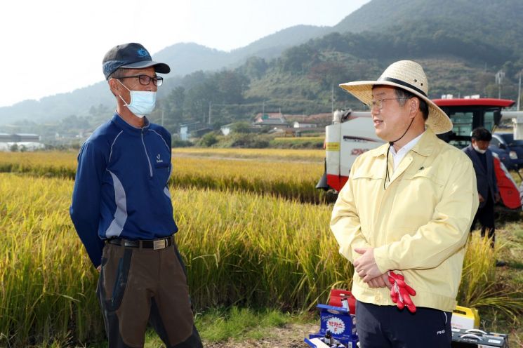 박일호 밀양시장(오른쪽)이 수확 중인 관내 농가를 찾아 농민과 대화를 나누고 있다.[이미지출처=밀양시]