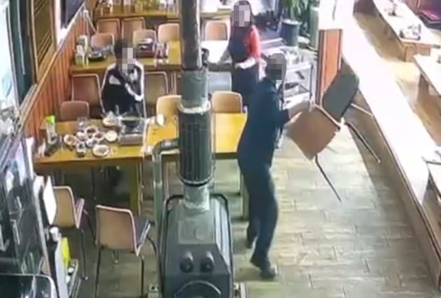 경기도 김포시의 한 식당에서 50대로 추정되는 남성이 의자를 던지는 장면/사진=연합뉴스