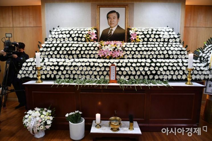노태우 전 대통령이 향년 89세를 일기로 사망한 가운데 27일 빈소가 마련된 서울대병원 장례식장에서 조문객들이 조문하고있다. 사진=공동취재단