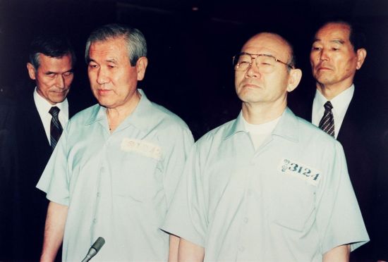 지난 1996년 12.12 및 5.18 선고공판에 출석한 노태우(왼쪽), 전두환 전 대통령. /사진=연합뉴스