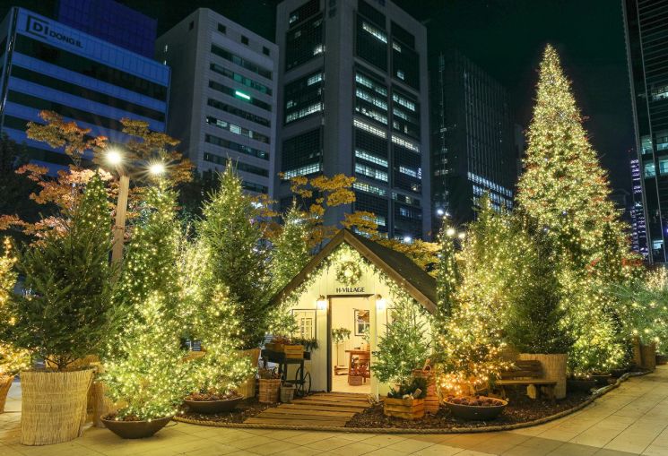 28일 서울 현대백화점 무역센터점 정문 앞에 'H빌리지'가 설치돼있다.