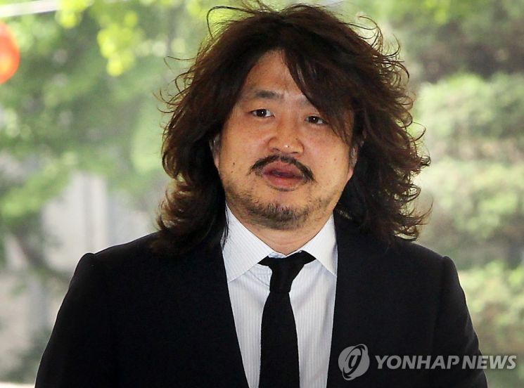 TBS '김어준의 뉴스공장' 진행자인 김어준씨가 조폭 출신 박철민씨의 돈다발 사진에 대해 '3억7000만원으로 보이지 않는다'고 지적했다. / 사진=연합뉴스
