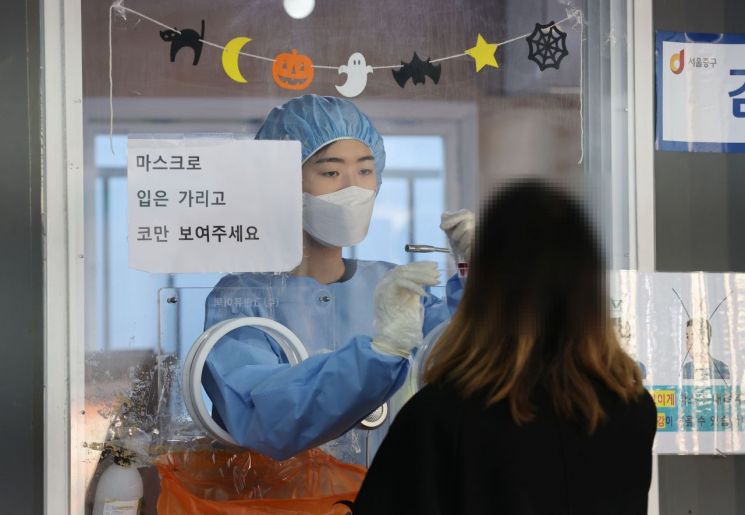28일 서울역 광장에 마련된 코로나19 임시 선별검사소에서 의료진이 검체를 채취하고 있다. [이미지출처=연합뉴스]