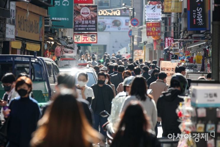 11월 '위드 코로나' 시작을 앞두고 있는 28일 서울 중구 명동에서 점심을 맞은 직장인 및 시민들이 이동하고 있다./강진형 기자aymsdream@