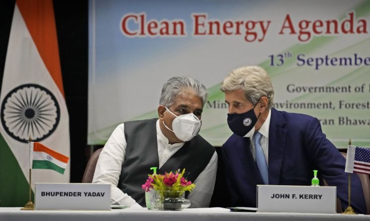 지난달 13일(현지시간) 부펜데르 야다브 인도 환경부 장관(왼쪽)과 존 케리 미국 기후 특사가 인도 뉴델리에서 열린 기후대응 관련 회의에서 대화를 나누고 있다. [이미지출처=AP연합뉴스]