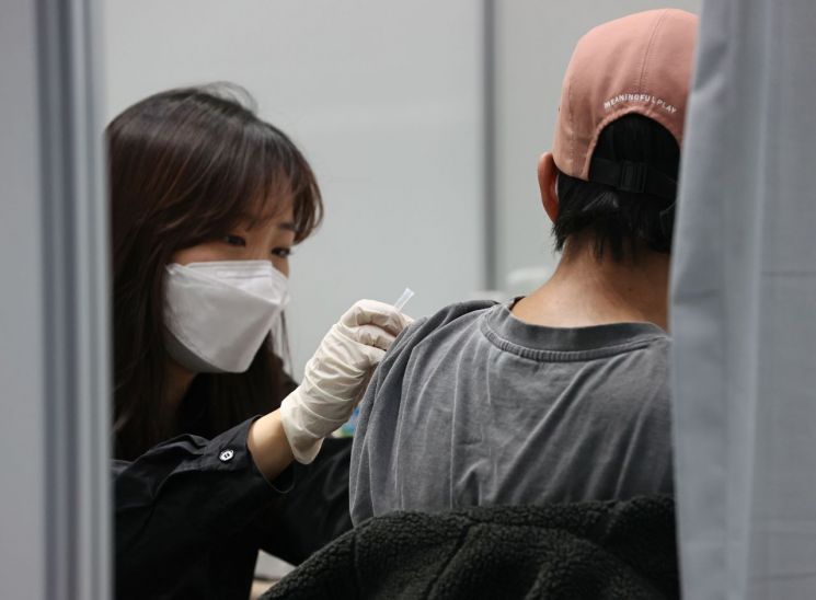 서울 마포구민체육센터에 마련된 코로나19 예방접종센터에서 시민이 백신 접종을 받고 있다./사진=연합뉴스