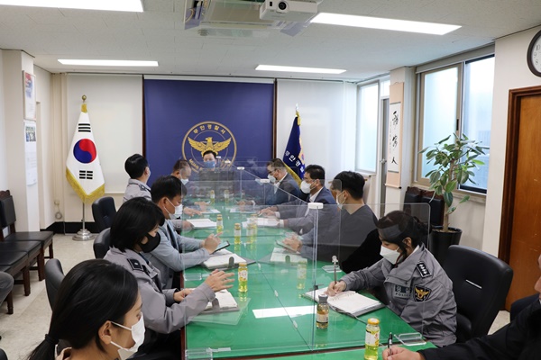 자치경찰 사무 담당 경찰관들을 대상으로 업무 점검 회의를 하고 있다. ⓒ 아시아경제