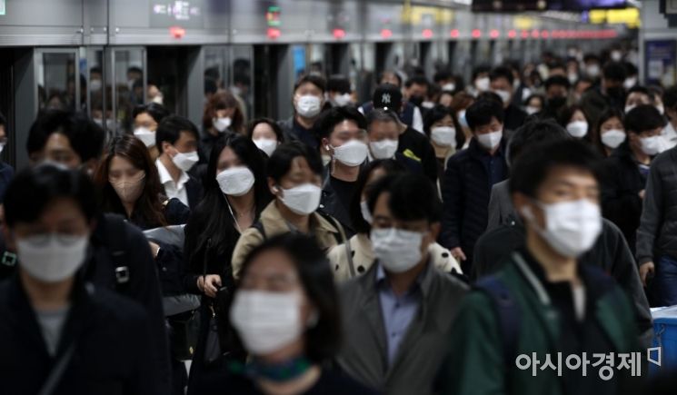 내달 1일부터 도입되는 '단계적 일상회복(위드 코로나)' 방역체계 시행을 앞둔 29일 서울 지하철 광화문역에서 직장인과 시민들이 발걸음을 옮기고 있다./김현민 기자 kimhyun81@