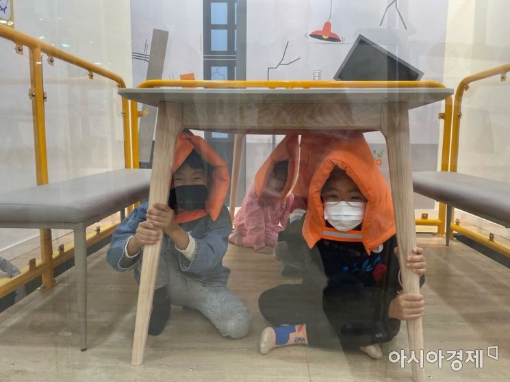 29일 광주광역시 북구 오치동 빛고을국민안전체험관에서 유아들이  지진을 체험하고 있다.