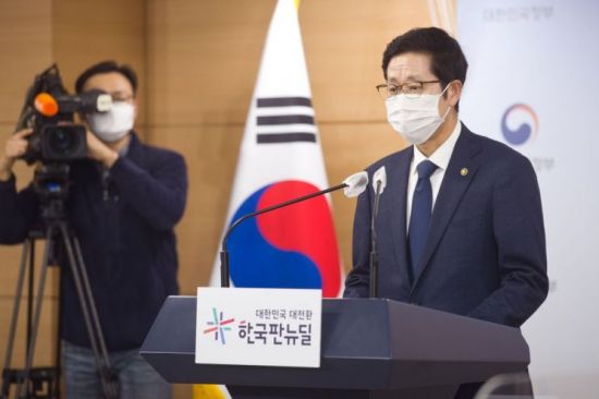 과학기술정보통신부가 29일 오후 3시 정부서울청사에서 열린 KT 유·무선 통신장애 관련 긴급 브리핑에서 KT 네트워크 장애 사고 관련 원인 조사·분석 결과와 재발 방지 대책 등을 발표했다. 사진은 조경식 과기정통부 제2차관