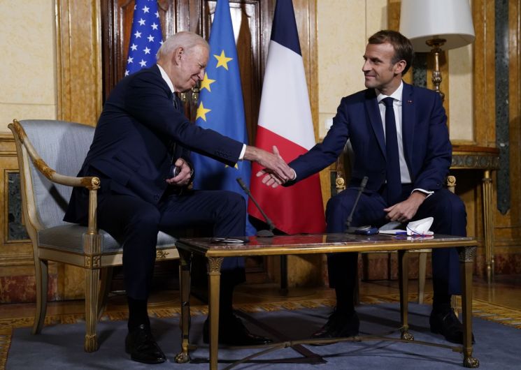 조 바이든 미국 대통령(왼쪽)과 에마뉴엘 마크롱 프랑스 대통령이 악수하고 있다. [이미지출처=AP연합뉴스]