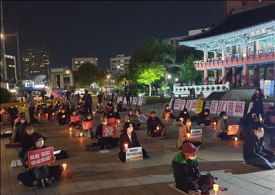 69개 단체가 연합한 '무주택자 공동행동'이 29일 오후 서울 종로구 보신각 앞에서 회원 40여명이 참석한 가운데 부동산 개혁을 요구하는 촛불집회를 진행하고 있다. (사진제공=무주택자 공동행동)