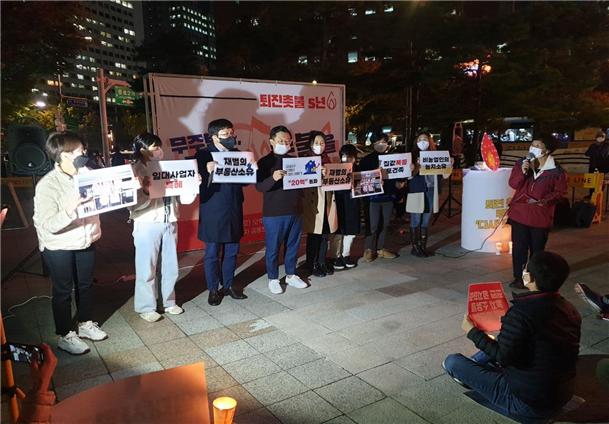 69개 단체가 연합한 '무주택자 공동행동'이 29일 오후 서울 종로구 보신각 앞에서 회원 40여명이 참석한 가운데 부동산 개혁을 요구하는 촛불집회를 진행하고 있다. (사진제공=무주택자 공동행동)