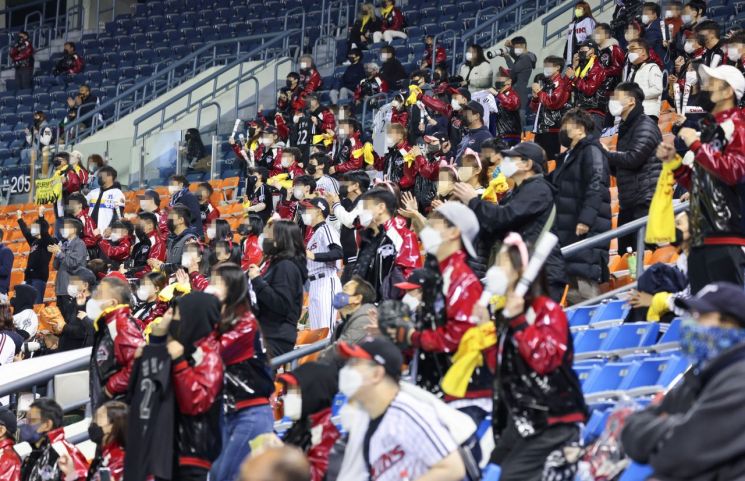 지난 19일 오후 서울 송파구 잠실야구장에서 야구팬들이 2021 프로야구 키움과 LG와의 경기를 관람하고 있다. [이미지출처=연합뉴스]