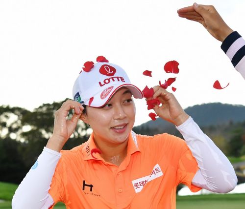 김효주가 SK네트웍스ㆍ서울경제레이디스클래식 우승 직후 꽃잎 축하 세례를 받고 있다. 사진제공=KLPGA