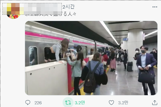 한 일본인 네티즌이 트위터를 통해 업로드한 영상. 승객들이 창문을 통해 열차를 탈출하고 있는 모습이다. 영상은 31일 밤 10시 기준 약 470만회의 조회수를 기록했다. /사진=트위터 캡쳐