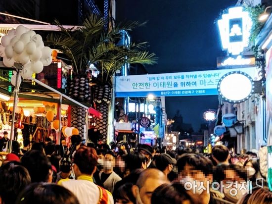 31일 핼러윈 데이 당일 저녁 인산인해를 이룬 서울 용산구 이태원의 거리의 모습. '안전한 이태원을 위하여 마스크 착용' 해달라는 현수막 아래 20~30대 청년들이 몰려있다. 윤슬기 기자 seul97@