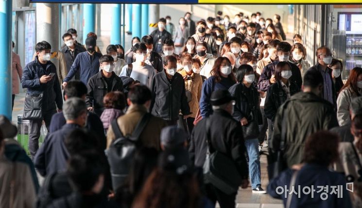 단계적 일상회복 1단계가 시행된 1일 서울 구로구 신도림역에서 시민들이 마스크를 착용한채 출근길에 오르고 있다./강진형 기자aymsdream@