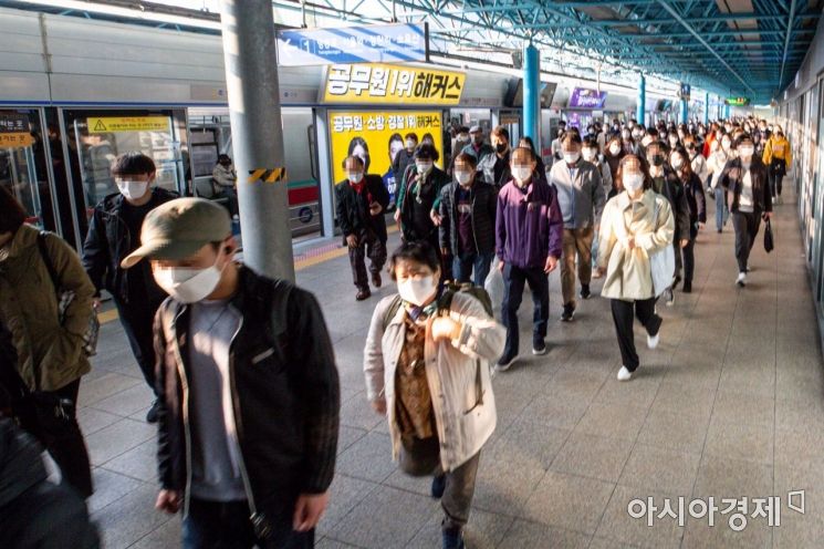 단계적 일상회복 1단계가 시행된 1일 서울 구로구 신도림역에서 시민들이 마스크를 착용한채 출근길에 오르고 있다./강진형 기자aymsdream@