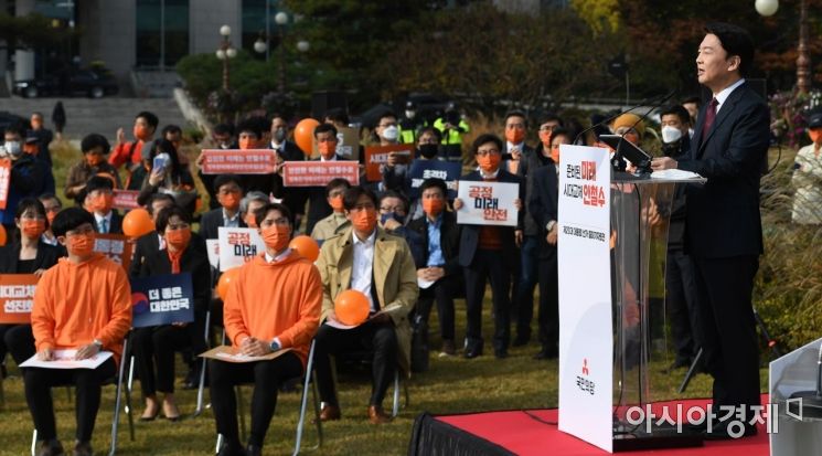 안철수 국민의당 대표가 1일 국회 잔디광장 분수대 앞에서 제20대 대통령선거 출마 선언식을 하고 있다./윤동주 기자 doso7@