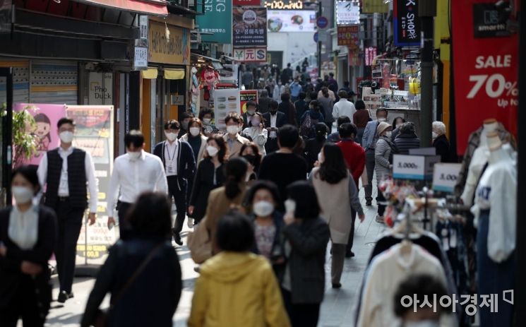단계적 일상회복(위드 코로나) 시행 첫 날인 1일 점심시간 서울 명동 거리가 시민들로 북적이고 있다./김현민 기자 kimhyun81@