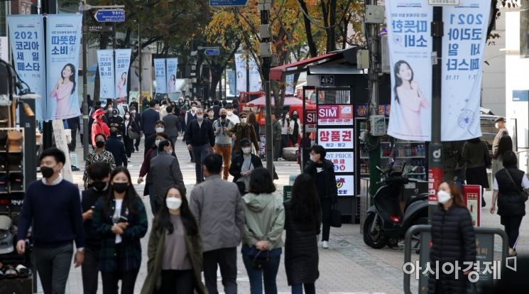 단계적 일상회복(위드 코로나) 시행 첫 날인 지난 1일 점심시간 서울 명동 거리가 시민들로 북적이고 있다./김현민 기자 kimhyun81@