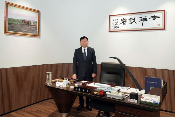 Shin Dong-bin, Chairman of Lotte, is touring the space that recreates the office of founder Shin Kyuk-ho within the 'Sangjeon Shin Kyuk-ho Memorial Hall'.