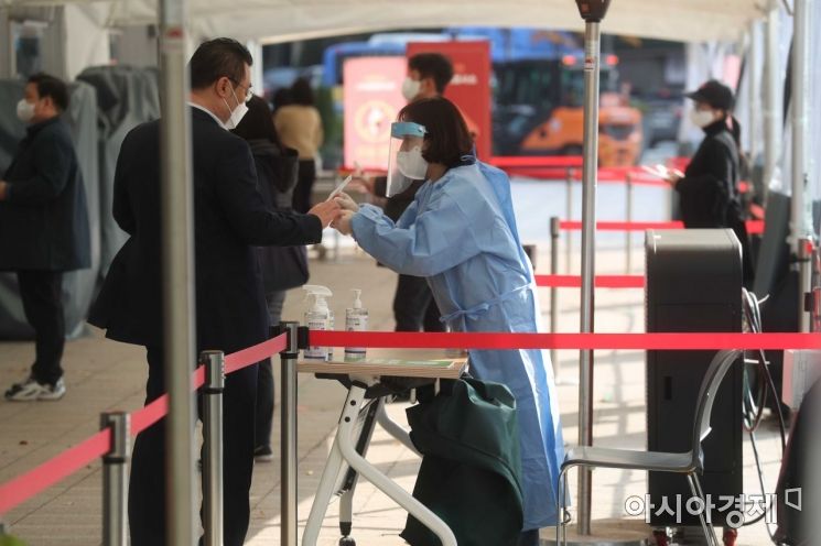 단계적 일상회복(위드 코로나) 전환 첫날인 1일 시민들이 서울광장에 마련된 코로나19 임시 선별검사소를 찾고 있다. 질병관리청 중앙방역대책본부는 이날 0시 기준 확진자가 전날 대비 1686명 증가해 누적 확진자가 36만6386명이 됐다고 밝혔다. /문호남 기자 munonam@