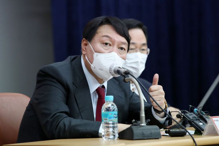 윤석열 국민의힘 대선 경선 후보가 1일 경기도 수원 장안구 국민의힘 경기도당에서 열린 국민캠프 경기도 선대위 및 당협위원장 간담회에서 발언하고 있다. [이미지출처=연합뉴스]