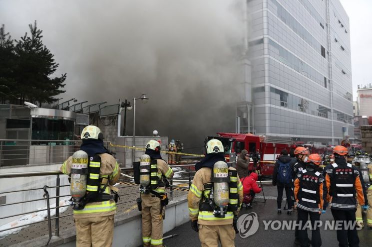 지난 2018년 11월24일 오전 서울 서대문구 충정로의 KT 아현빌딩 지하 통신구에서 불이 나 소방관들이 화재진화 작업을 벌이고 있다. /사진=연합뉴스