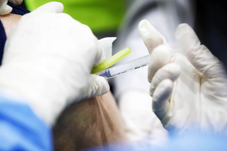 미국에서 코로나19 백신 3차 접종 후 3개월이 지나면 환자를 입원 위험에서 보호하는 효과가 많이 떨어진다는 연구 결과가 발표됐다. [이미지출처=연합뉴스]