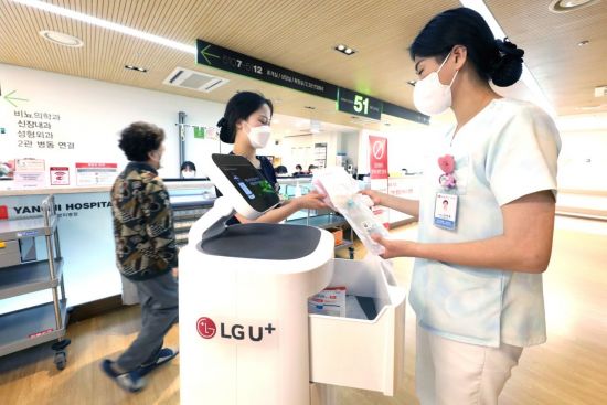 LG유플러스는 서울 관악구 에이치플러스 양지병원에 통신 네트워크 기반 자율주행 약제배송로봇을 공급했다고 2일 밝혔다. 사진은 양지병원에서 간호사가 약제배송로봇이 배달한 약품을 꺼내고 있는 모습.