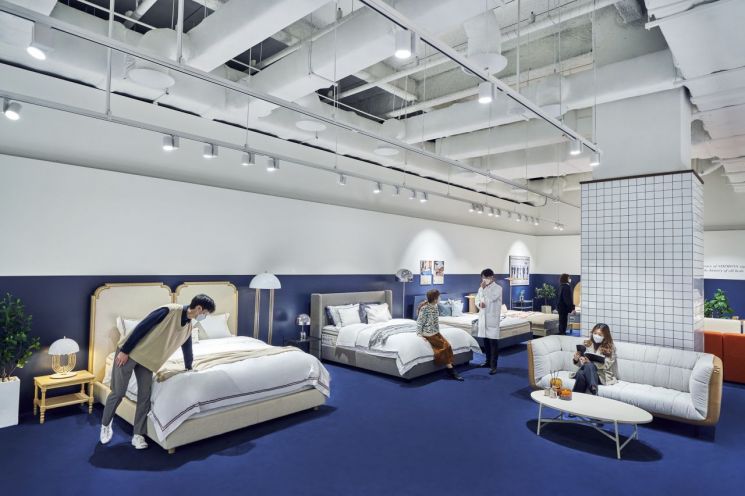 시몬스 침대, AK플라자 광명점 개장