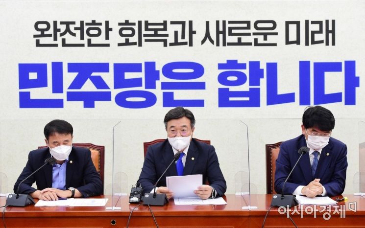 윤호중 더불어민주당 원내대표가 2일 국회에서 열린 원내대책회의에 참석, 모두발언을 하고 있다./윤동주 기자 doso7@