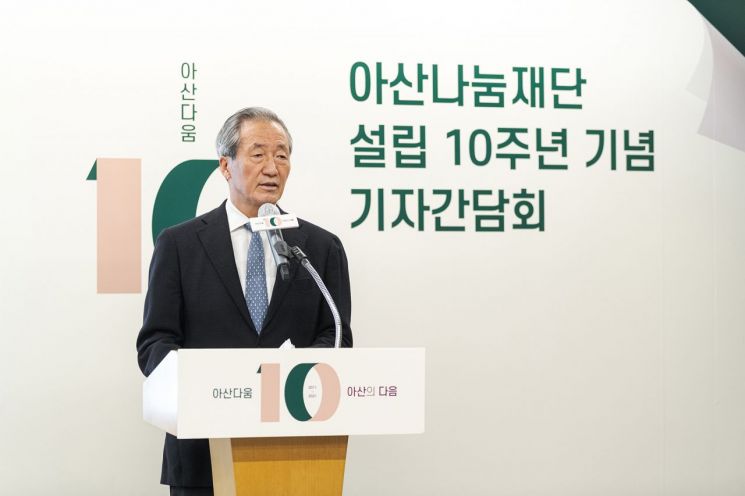 정몽준 아산나눔재단 명예이사장이 기자간담회에 참석해 인사말을 하고 있다.