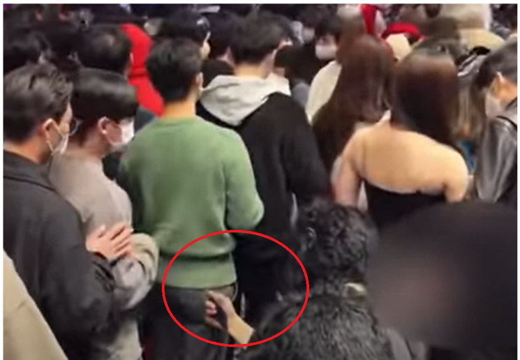 핼러윈 데이에 고릴라 복장을 한 남성이 버니걸 복장을 한 여성을 불법촬영했다는 내용의 게시글이 다수의 온라인 커뮤니티에 1일 게재됐다./사진=유튜브 캡처.