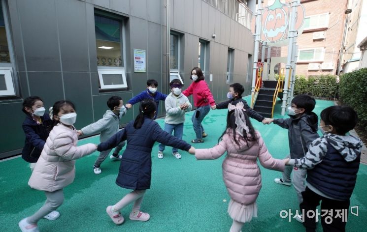 밖에선 완전히 벗는데…영유아 실내 마스크 착용 의무 해제될까