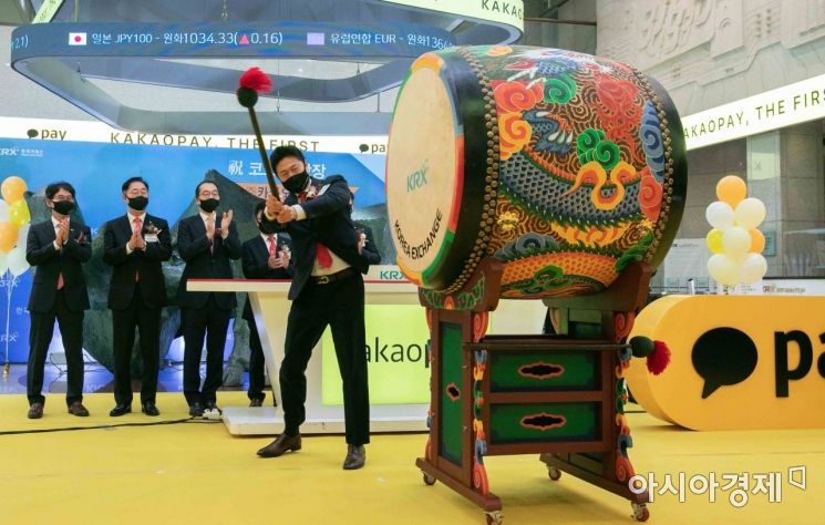 'CEO 먹튀 리스크' 시총 역전 당한 카카오뱅크·페이