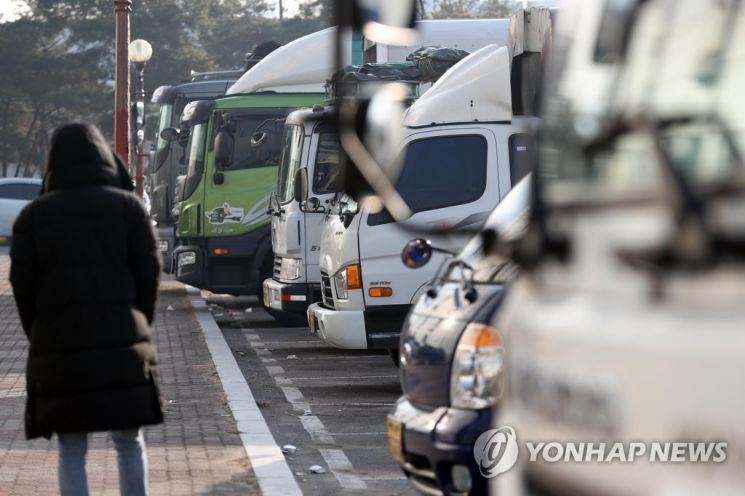 주차장에 멈춰 있는 화물 트럭들. 사진은 기사 중 특정 표현과 관계 없음. / 사진=연합뉴스
