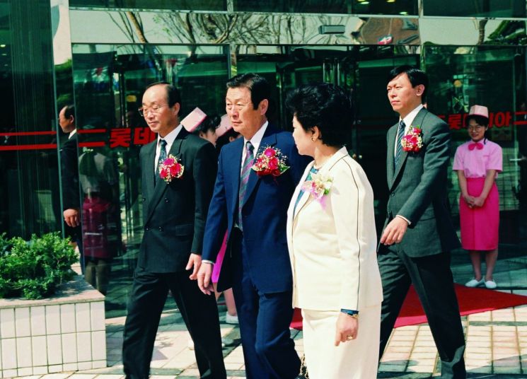 1991년 5월 롯데백화점 영등포점 개점식에 참석하는 신격호 창업주