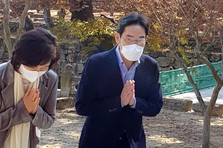 이재용 삼성전자 부회장과 모친 홍라희 전 리움미술관장이 2일 경남 양산 통도사를 방문해 합장하고 있다. [이미지출처=연합뉴스]