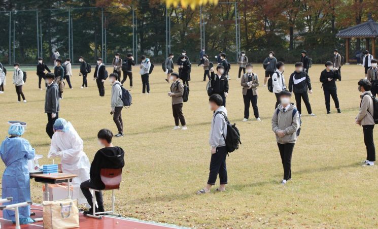 2일 오후 확진자가 발생한 광주 남구 한 고등학교에서 전교생을 대상으로 진단 검사가 진행되고 있다. 이날 광주에선 초·중·고교 학생이 잇따라 확진 판정을 받았다. [이미지출처=연합뉴스]