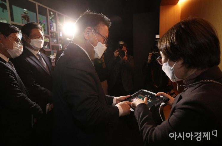 김부겸 국무총리가 3일 서울 용산구 국립중앙박물관 디지털 실감영상관을 둘러보고 있다./김현민 기자 kimhyun81@