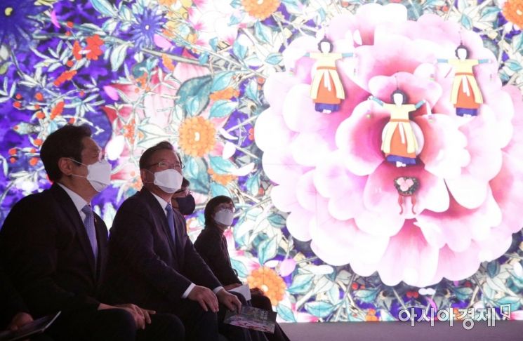 김부겸 국무총리(왼쪽 두 번째)가 3일 서울 용산구 국립중앙박물관 디지털 실감영상관을 방문해 실감 콘텐츠를 관람하고 있다./김현민 기자 kimhyun81@
