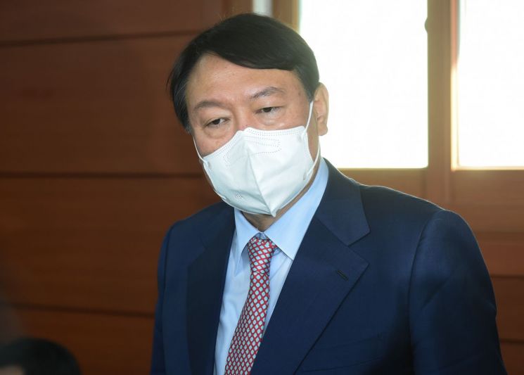 윤석열 국민의힘 대선 경선 후보가 3일 오전 서울 중구 남대문시장 상인연합회와의 간담회에서 발언하고 있다. [이미지출처=연합뉴스]