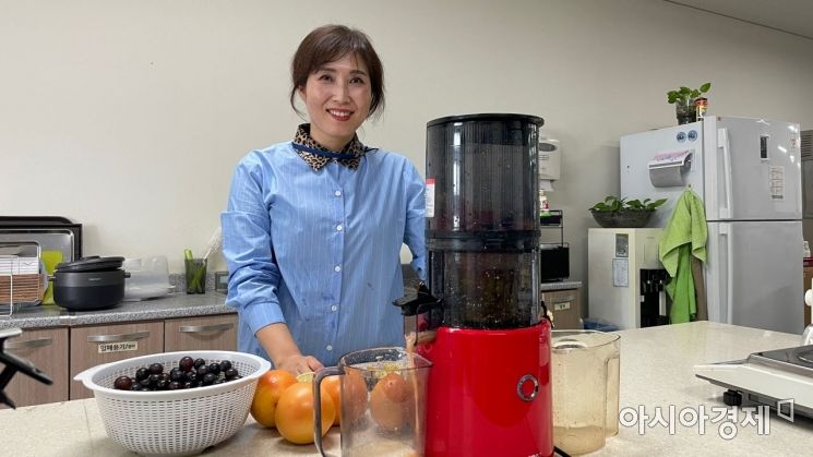 이선미 휴롬 R&D본부 개발팀 차장은 최신 모델인 H300 개발 당시 "내구성 테스트를 위해 당근만 1t을 착즙했다"며 적극적인 소비자 대응을 위해 테스트 단계부터 오징어, 소고기, 미꾸라지까지 짜는 작업이 수반된다고 말했다. 사진 = 김희윤 기자