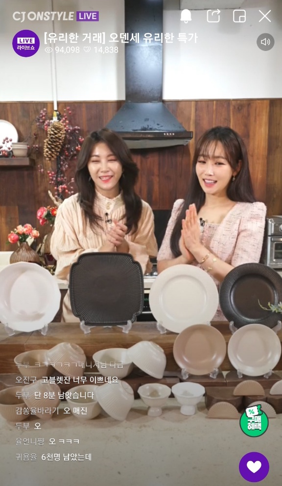 3일 CJ온스타일 라이브커머스 콘텐츠 '유리한 거래' 라이브 방송 모습. 이날 방송은 접속자 수가 10만명에 달하면서 CJ온스타일 모바일 라이브 커머스 시간당 최대 접속자 수 기록을 다시 썼다.