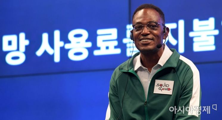 [포토] 취재진 질문에 답하는 딘 가필드 넷플릭스 부사장