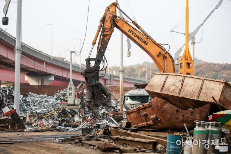국내 고철(철스크랩) 평균 가격이 톤당 59만5000원을 기록하며 가격이 가파르게 상승하고 있는 4일 서울 강서구 자원개발업체에 고철이 쌓여 있다./강진형 기자aymsdream@